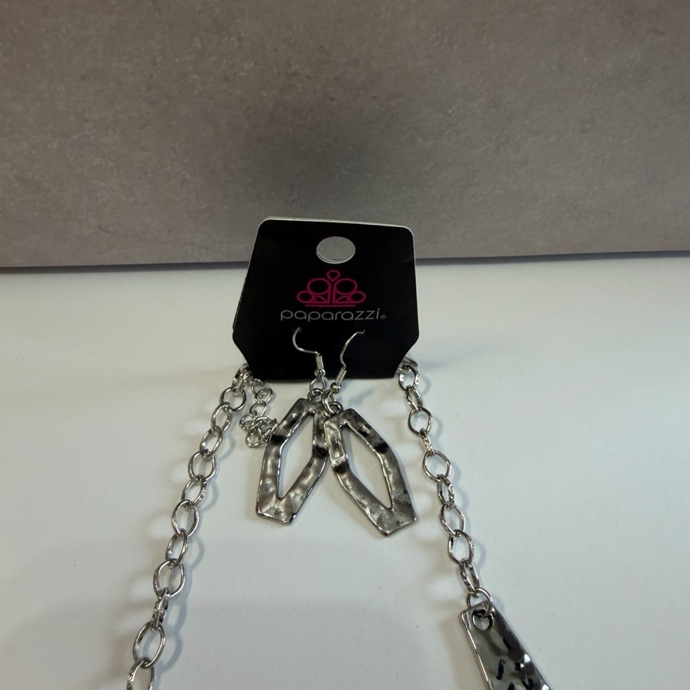 🩷5/$10 Paparazzi Elegant Silver Geometric Necklace - Picture 5 of 7